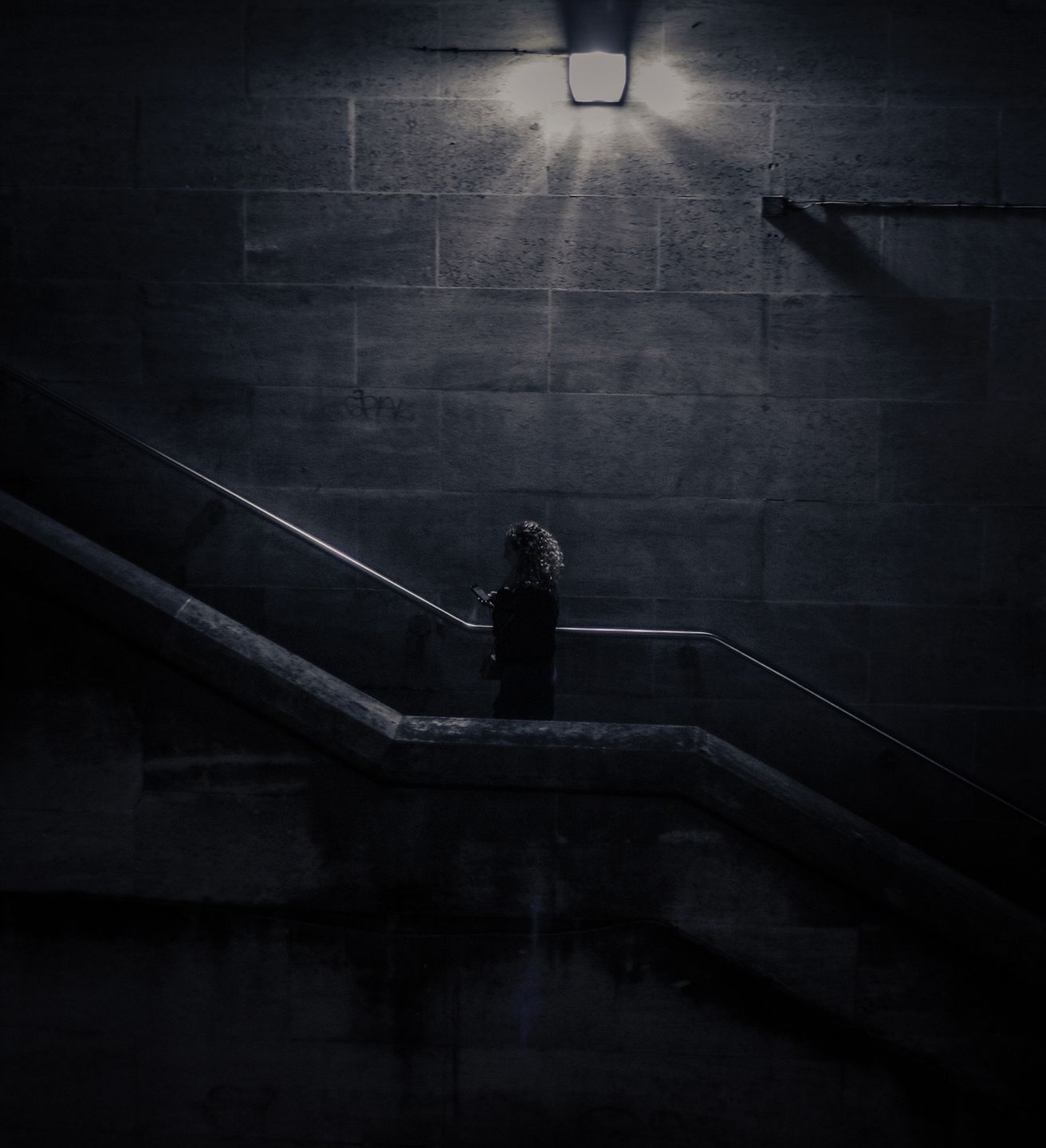 Cyberpunk i film noir spotykają się w wizji Londynu autorstwa Edo Zollo 11