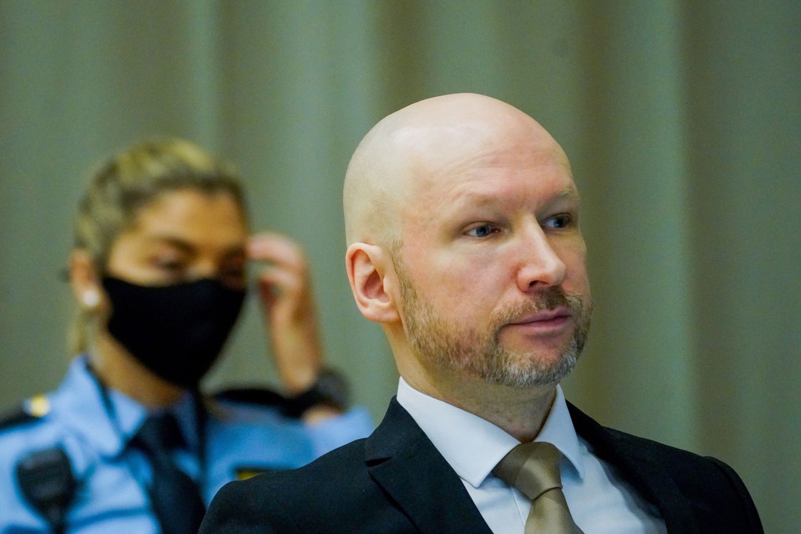 Breivik znów stanął przed sądem. Rozpoczął od nazistowskiego pozdrowienia