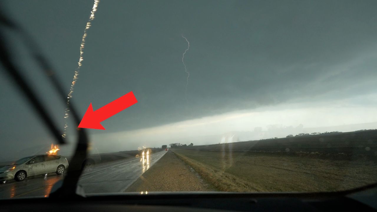 Fotograf pędził za burzą, a piorun trafił w jego samochód. Wszystko widać na filmie