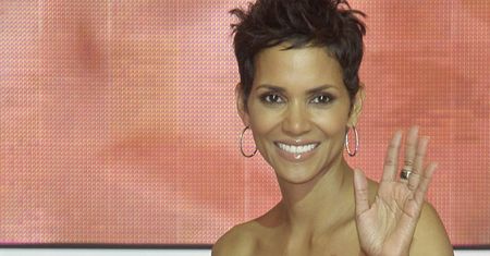 Halle Berry pokazuje swoje prawie nagie ciało! Przypomnijmy, ma 56 lat.
