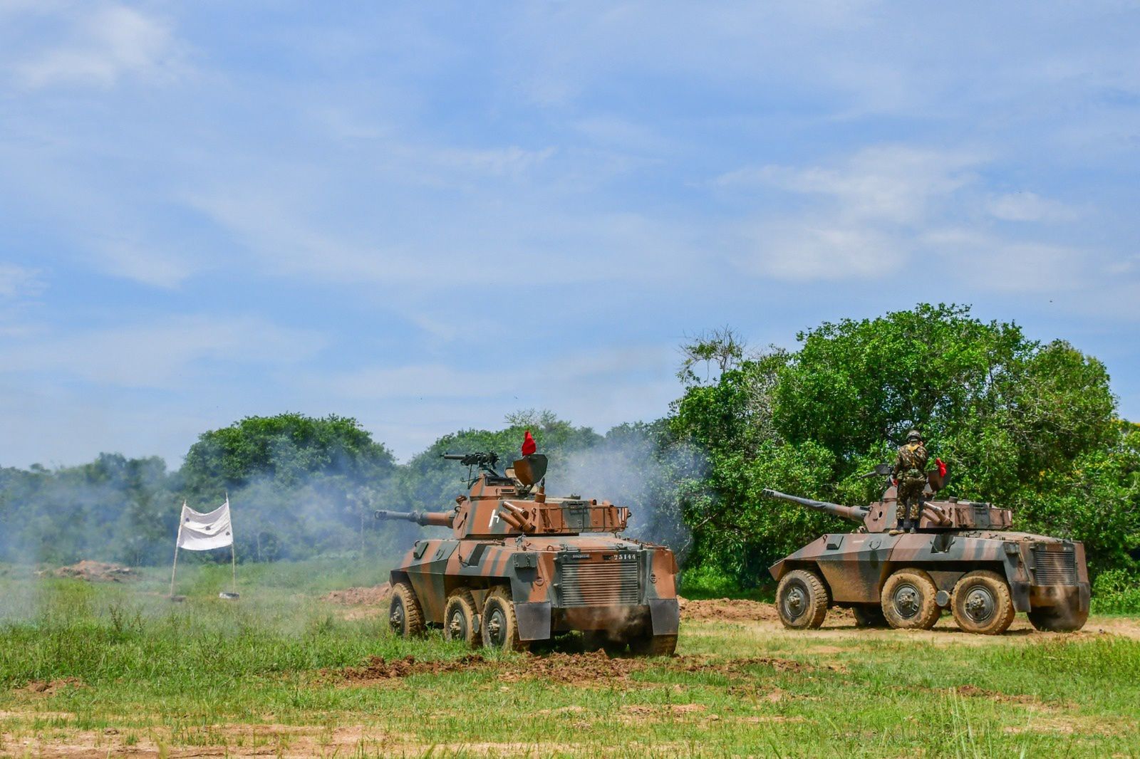 KTO Guarani i EE-9 Cascavel podczas ćwiczeń wojskowych z użyciem ostrej amunicji