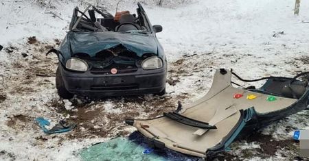 Śmiertelny wypadek na drodze wojewódzkiej nr 813. Nie żyje pasażerka z opla, trzy osoby w szpitalu