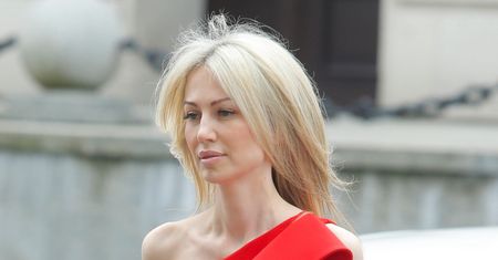 Magdalena Ogórek w czerwonej sukience mini. Wsiadła do BMW za ćwierć miliona