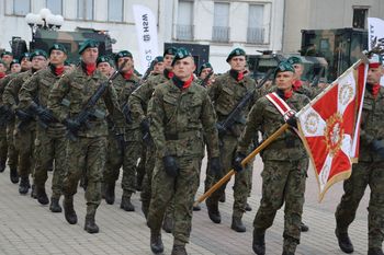 Stalowa Wola: Obchody święta Wojska Polskiego na rynku w Rozwadowie