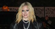 Dawno niewidziana Avril Lavigne pozuje na pokazie w Paryżu. Wcześniej przyłapano ją ze znanym raperem (ZDJĘCIA)