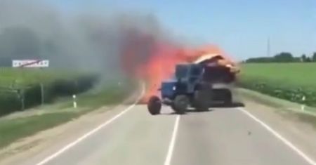 Rosja. Slalomem z płonącą słomą. Nagrali kierowcę traktora