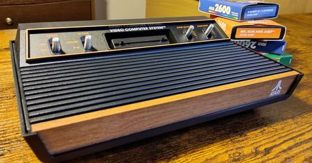 To nie jest konsola, to jest wehikuł czasu. Recenzja Atari 2600+