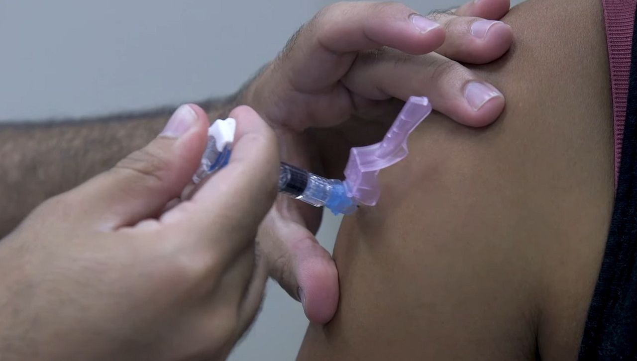1,5 mln szczepionek przeciwko grypie trafi do Polski. "Pracujemy nad pozyskaniem kolejnych"