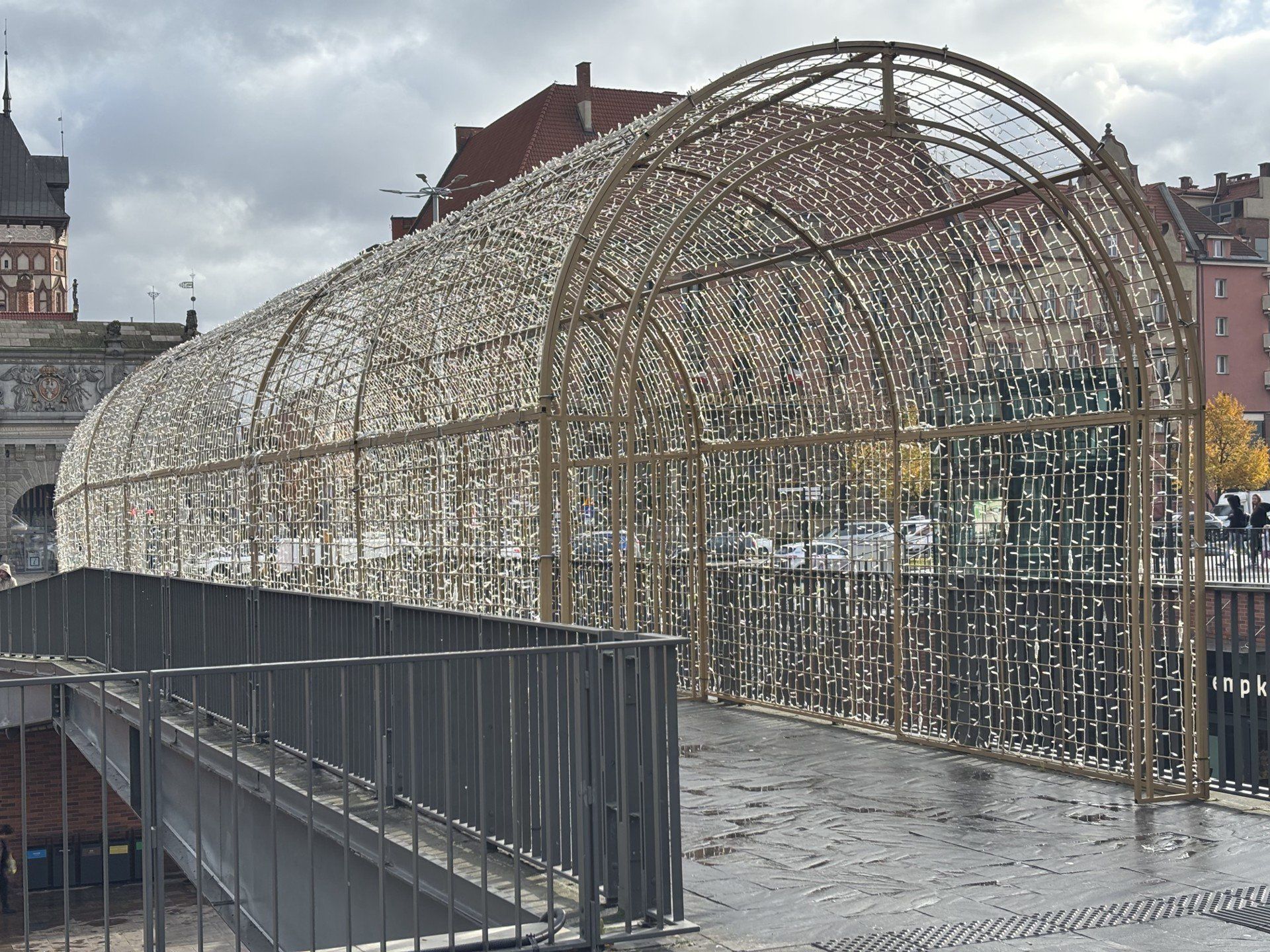 Choinka w październiku przed Forum Gdańsk