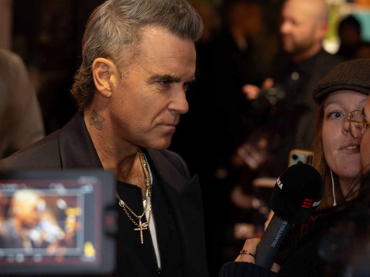 "Nikt nie chciałby być gejem bardziej niż ja". Robbie Williams otwarcie o swojej seksualności