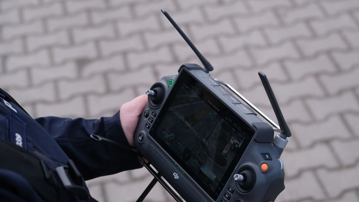 Policyjny dron obserwujący kierowców z powietrza