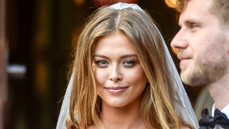 Joanna Opozda pokazuje fotografię ze ślubu