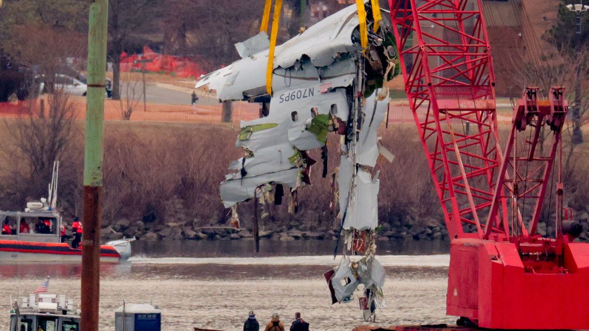 Samolot zderzy? si? z helikopterem w Waszyngtonie
ARLINGTON, VIRGINIA - FEBRUARY 03: A large portion of the damaged plane fuselage is lifted from the Potomac River during recovery efforts after the American Airlines crash on February 03, 2025 in Arlington, Virginia. An American Airlines flight from Wichita, Kansas collided midair with a military Black Hawk helicopter while on approach to Ronald Reagan Washington National Airport on January 29, 2025 outside of Washington, DC. According to reports, there were no survivors among the 67 people onboard both aircraft.   Chip Somodevilla/Getty Images/AFP (Photo by CHIP SOMODEVILLA / GETTY IMAGES NORTH AMERICA / Getty Images via AFP)
CHIP SOMODEVILLA