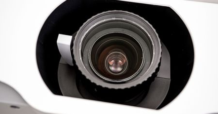 NEC PE455UL o jasności 4500 lumenów - projektora instalacyjnego nie należy się bać