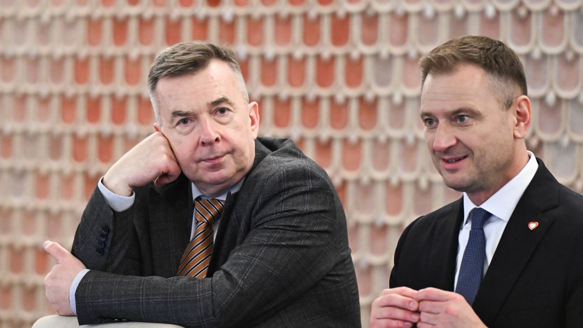 Warszawa, 09.04.2024. Minister nauki Dariusz Wieczorek (L) i minister sportu Sławomir Nitras (P) przed posiedzeniem rządu w KPRM w Warszawie, 9 bm. Rząd zajmie się m.in. projektem ws. programu "Aktywny rodzic", czyli tzw. babciowym; zakłada on wprowadzenie trzech świadczeń dla rodziców dzieci w wieku od 12. do 35. miesiąca życia. (mr) PAP/Radek Pietruszka