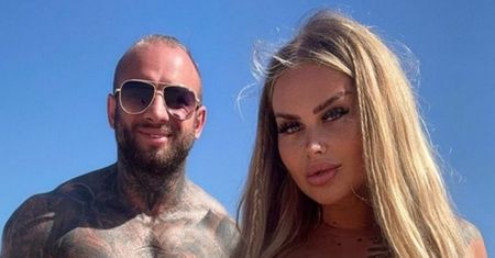 Ewel0na kusi w kusym BIKINI i pozuje na plaży u boku muskularnego ukochanego. Fani krótko: "HOT"