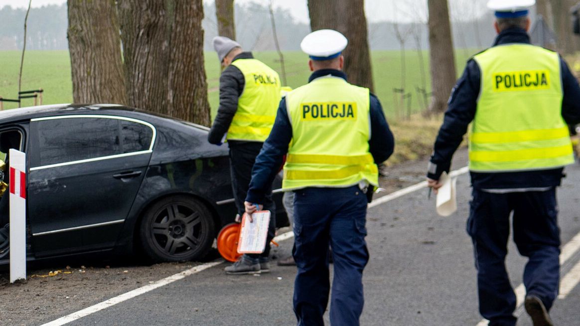 Wypadek ko?o ?wiebodzina. A? 9 os�b jecha?o w aucieFot. NewsLubuski/East News, Chociule, 13.12.2024. Wypadek drogowy na drodze wojewodzkiej nr 276 kolo Swiebodzina. Samochod osobowy marki Volkswagen Passat uderzyl w drzewo. W aucie bylo 9 osob - 3 dorosle i 6 dzieci. Wszyscy zostali poszkodowani i trafili do szpitali, z czego 2 osoby smiglowcami LPR. Pojazd byl przeladowany osobami, ale tez bagazami. Trasa jest zablokowana.NewsLubuski