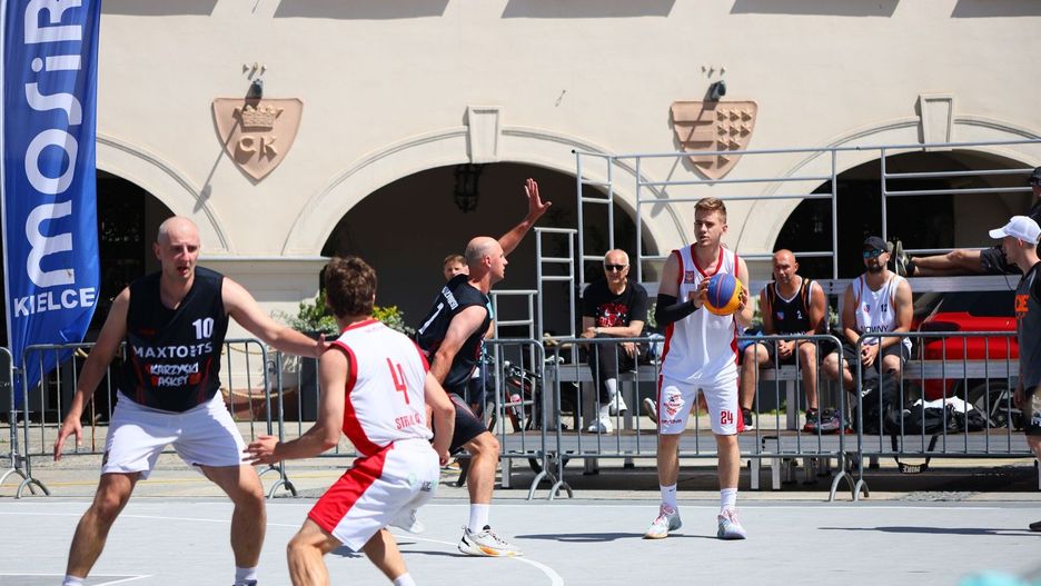 Turniej MOSiR Basket Cup na Rynku w Kielcach