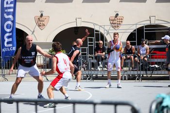 Walka na Rynku w Kielcach: Turniej MOSiR Basket Cup