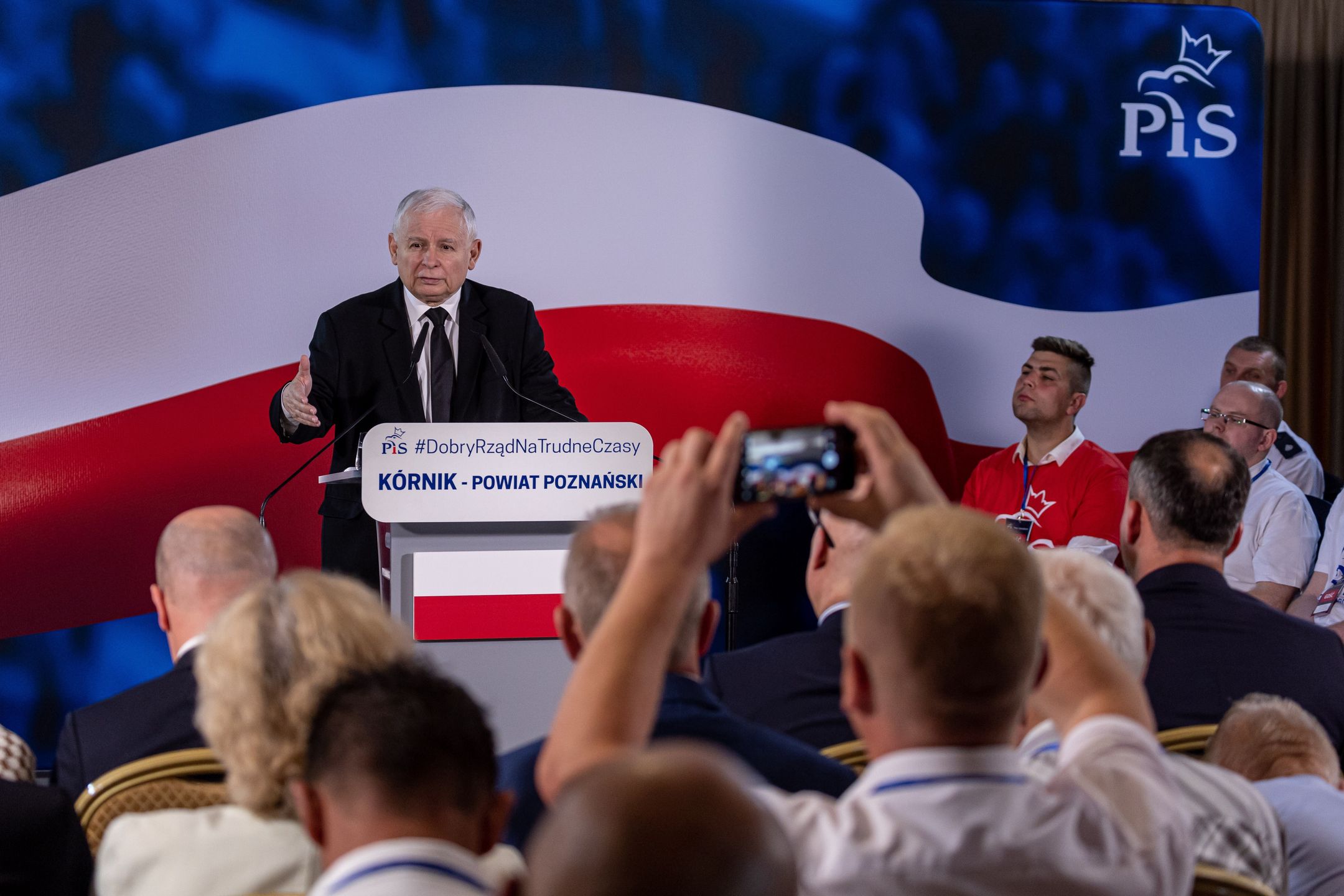 Kórnik (woj. wielkopolskie), 23.07.2022. Prezes Prawa i Sprawiedliwości Jarosław Kaczyński (C) podczas spotkania z sympatykami w Centrum Konferencyjno-wypoczynkowym Przylądek Daglezja w miejscowości Kórnik, 23 bm. (pj/amb) PAP/Paweł Jaskółka