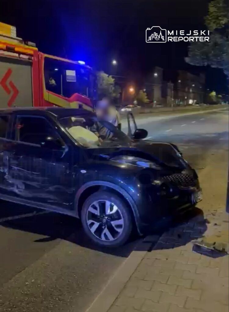 Warszawa: Zderzenie dwóch aut na Pradze-Południe. Jedno wjechało w słup