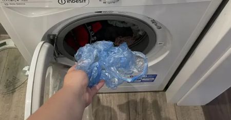 Jedna reklamówka i po problemie. Ten trik odmieni twoje pranie