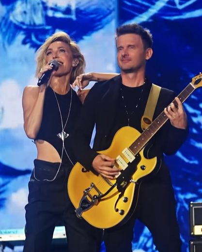 Anna Wyszkoni z gitarzystą
