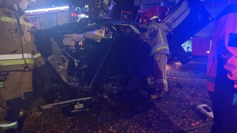 Volkswagen wjechał w drzewo na ul. Glinianej | fot. KM PSP Lublin