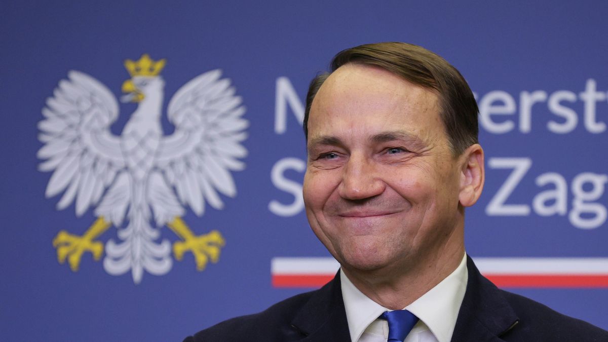 Warszawa, 17.11.2025. Wicepremier, minister spraw zagranicznych RP Radosław Sikorski podczas wspólnej konferencji prasowej z minister spraw zagranicznych Szwecji Marią Malmer Stenergard, po spotkaniu w siedzibie MSZ w Warszawie, 17 bm. (aldg) PAP/Paweł Supernak