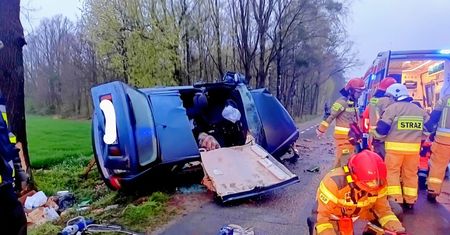 Wjechał fiatem w drzewo. Młody kierowca miał ponad 3,5 promila we krwi
