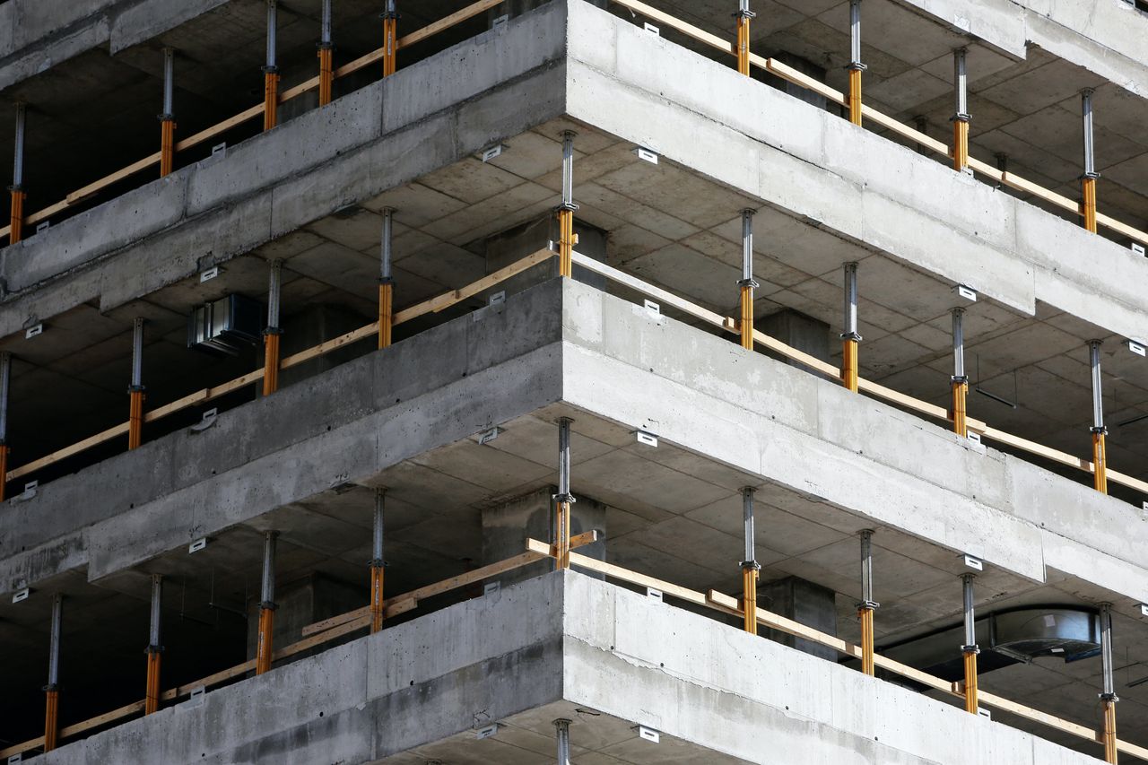 Cement drogi jak nigdy dotąd, a nadchodzi podwyżka. Ceny mieszkań znów mogą pójść w górę