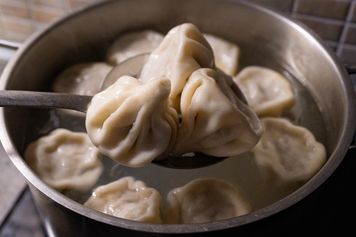 Gruzini tak robią ciasto na pierogi. Możesz napakować farszu, a i tak się nie porwie