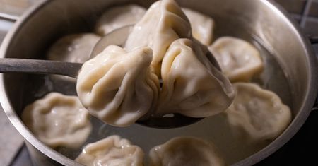 Gruzini tak robią ciasto na pierogi. Możesz napakować farszu, a i tak się nie porwie