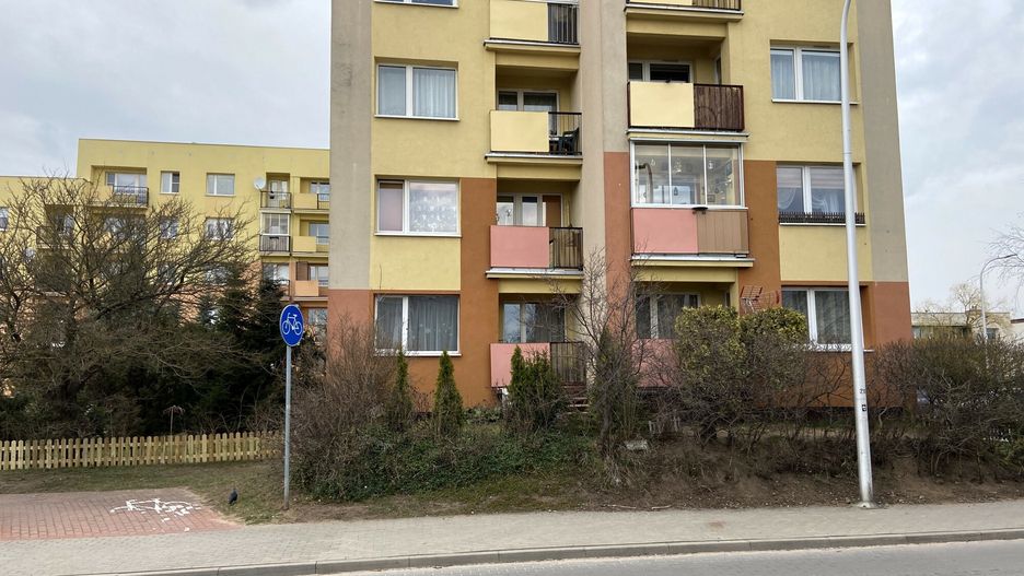 Wyrzucił swoją babcię przez balkon. Jest opinia biegłych 