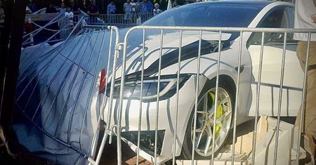 Wypadek na zlocie aut elektrycznych. Tesla wjechała w kibiców. Ranny fotoreporter