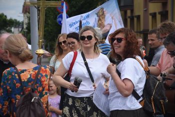 Ulicami Śremu przeszedł Marsz dla Życia i Rodziny. Ks. Marian Brucki: Chwała Bogu, że jesteście i ratujecie honor naszego miasta [zdjęcia]