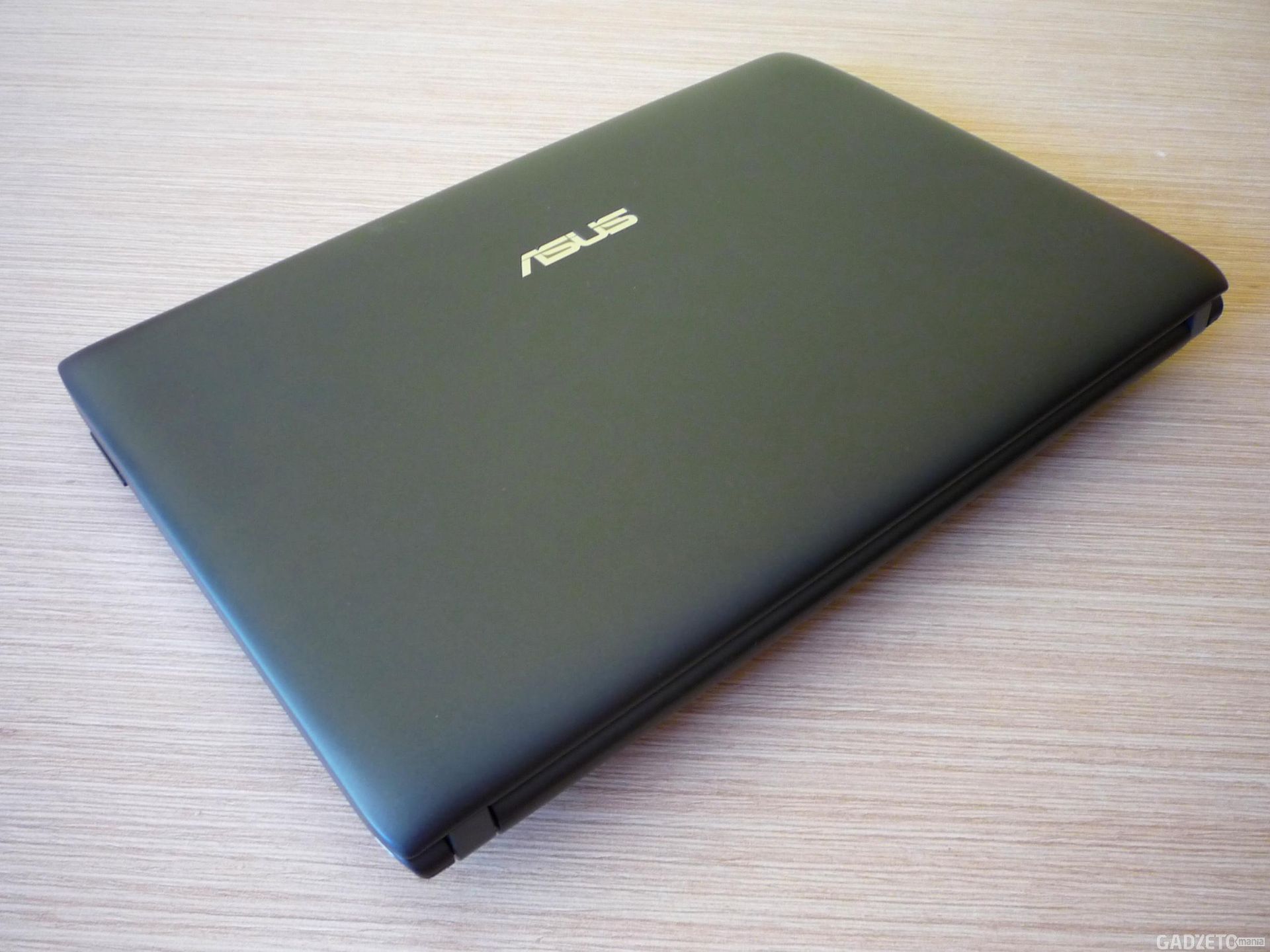 Asus Eee PC 1025C Flare - mikrus z nowym Atomem [test] 2