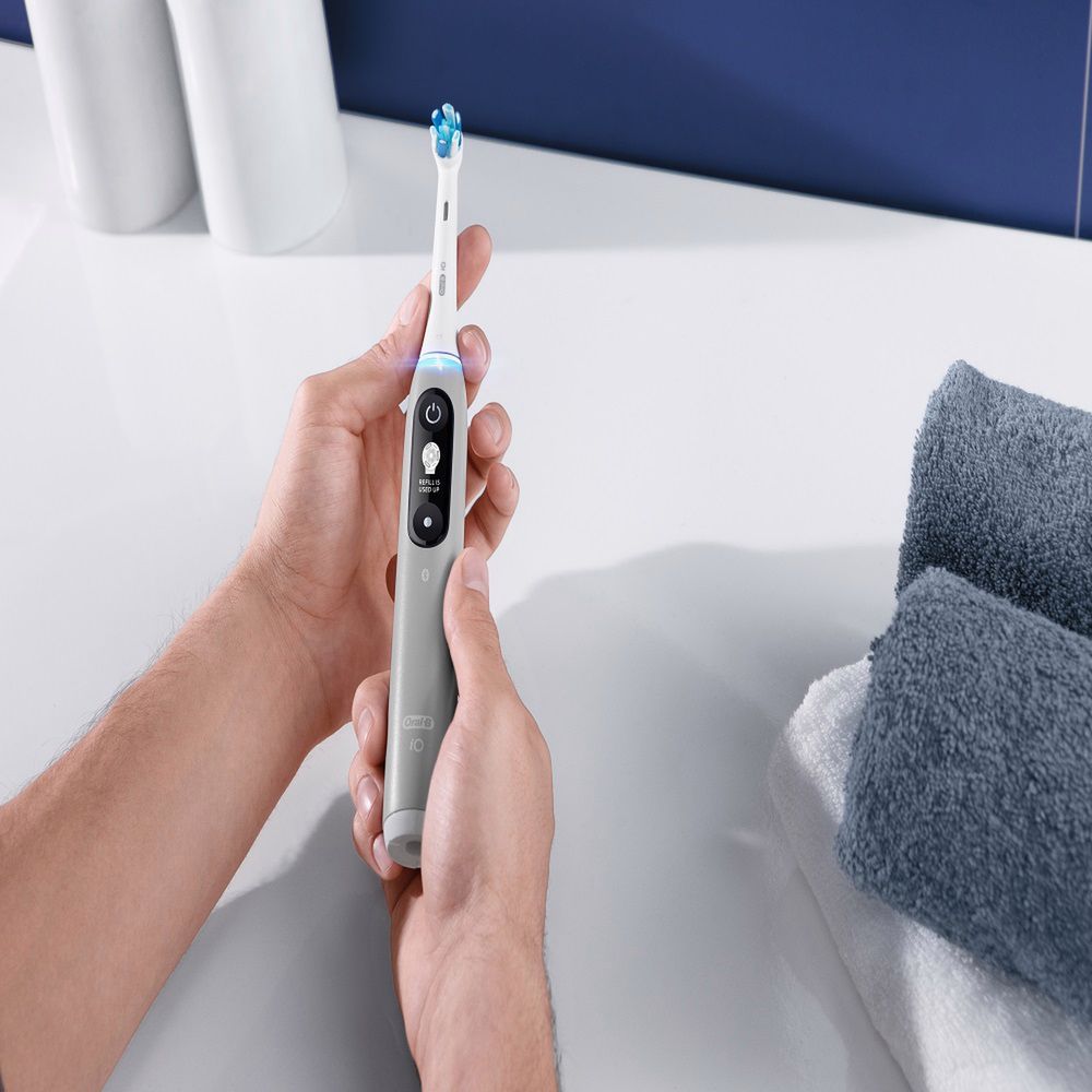 Szczoteczka elektryczna do zębów z obrotową główką Oral-B Materiał partnera