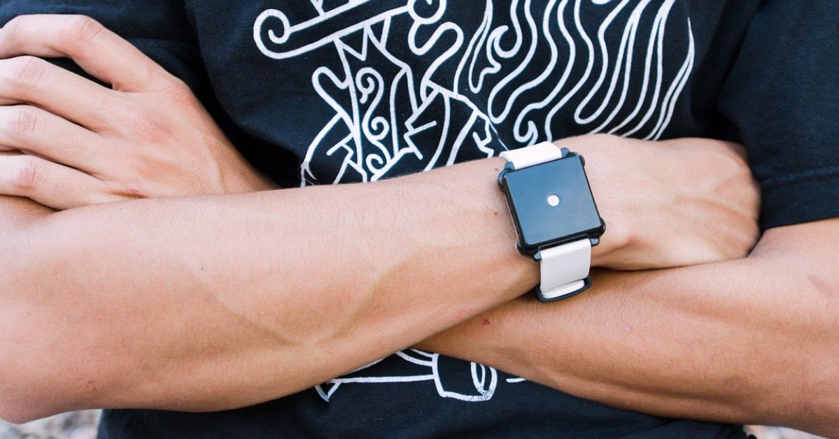 Moment - smartwatch bez ekranu, który sprawi, że poczujesz upływ czasu. Przyszłość wearables czy powrót do przeszłości?