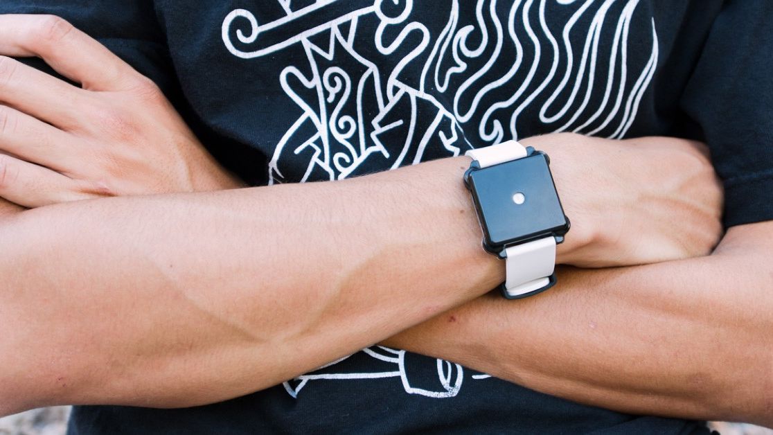 Moment - smartwatch bez ekranu, który sprawi, że poczujesz upływ czasu. Przyszłość wearables czy powrót do przeszłości? 1