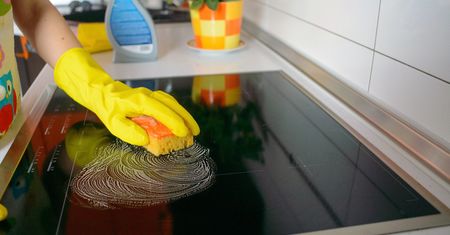 Jak wyczyścić płytę indukcyjną? Potrzebny będzie jeden produkt