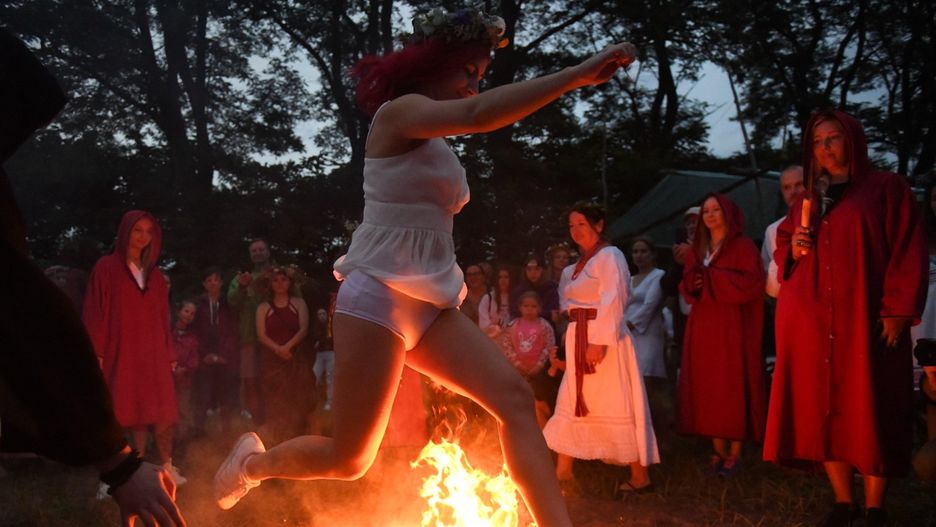 Czym różni się Noc Kupały od świętojańskiej, jak i kiedy się ją obchodzi? Sprawdź kalendarz imprez, by zacząć lato z przytupem.