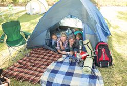 Tanie namioty też dają radę. Przydadzą się na rodzinnym biwaku