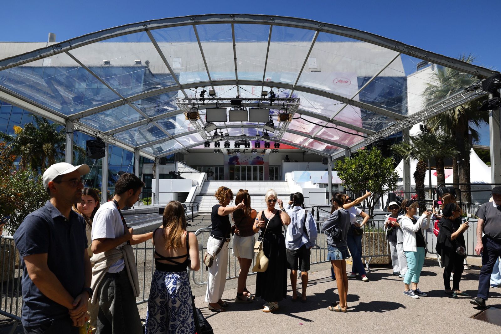 Turyści gromadzą się przed Palais des Festivals - zdjęcie z 12 m