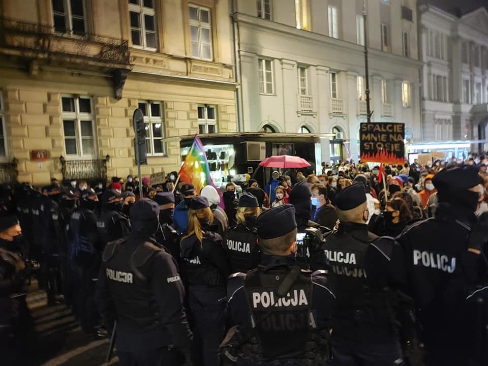 Strajk Kobiet. "Blokada Sejmu" otoczona przez setki policjantów