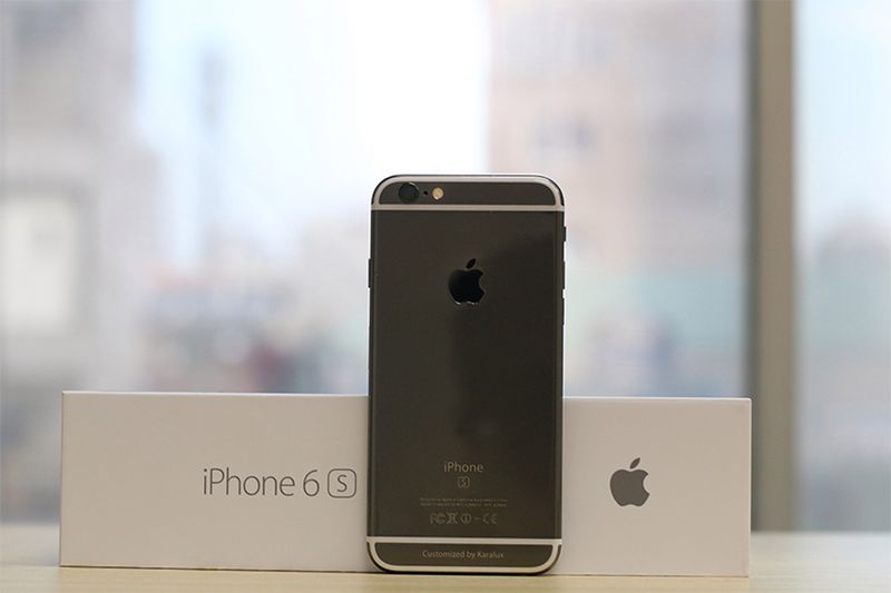 iPhone 6s w obudowie z czarnego złota