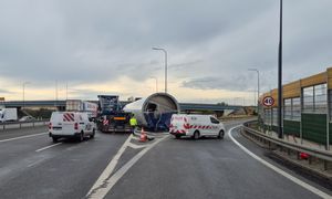 Utrudnienia na A4. Z ciężarówki wypadła część turbiny wiatrowej