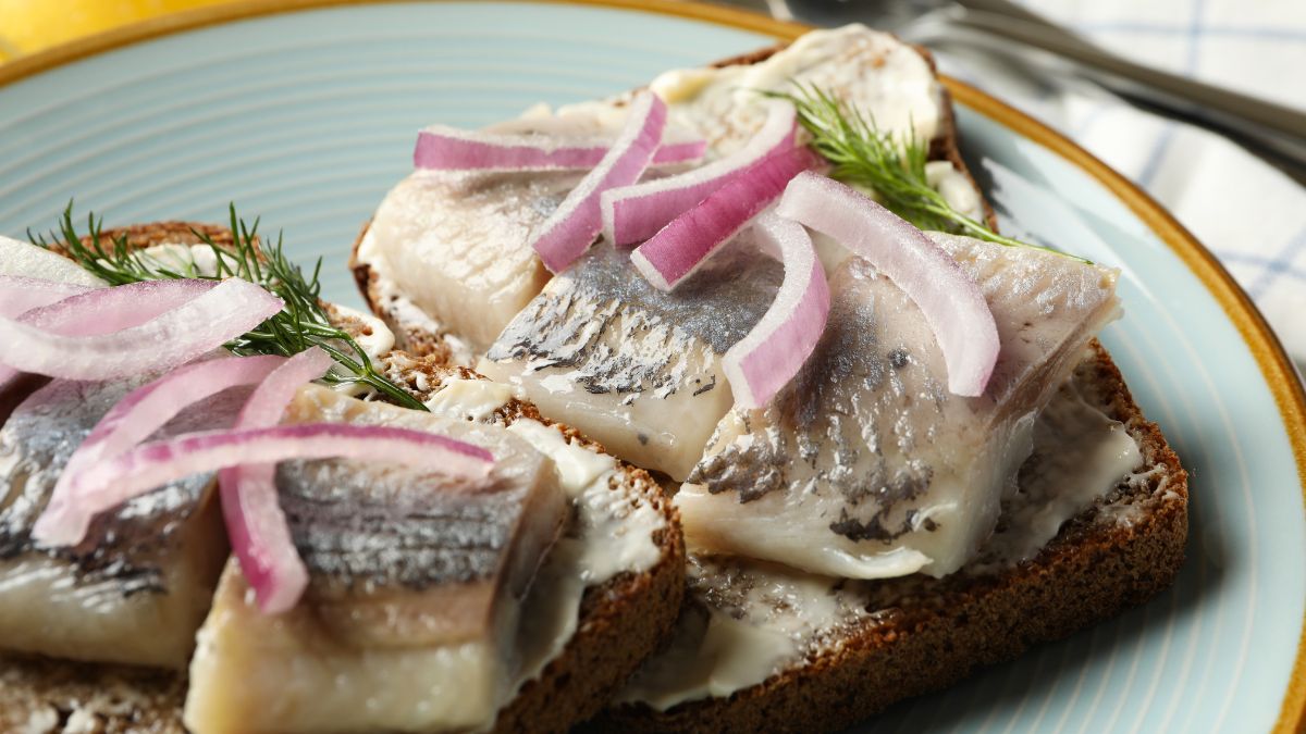 Śledzie na Wigilię to obowiązkowa potrawa na każdym stole