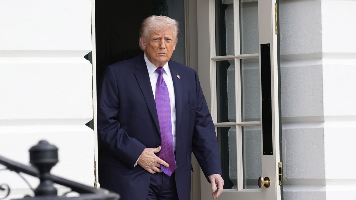 US President Trump departs the White House for multi-state trip to Ohio, Kentucky
epa12812160 US President Donald Trump US walks out the White House in Washington, DC, USA, 11 March 2026, on his way to board the Marine One helicopter en route to Hebron, Kentucky.  EPA/YURI GRIPAS / POOL 
Dostawca: PAP/EPA.
YURI GRIPAS / POOL
NEWS, USA, DC, WASHINGTON, TRUMP, White House, US president, POTUS