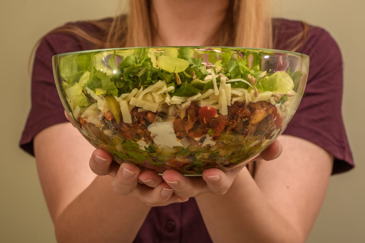 Experts say it is better not to eat salads in the afternoon.